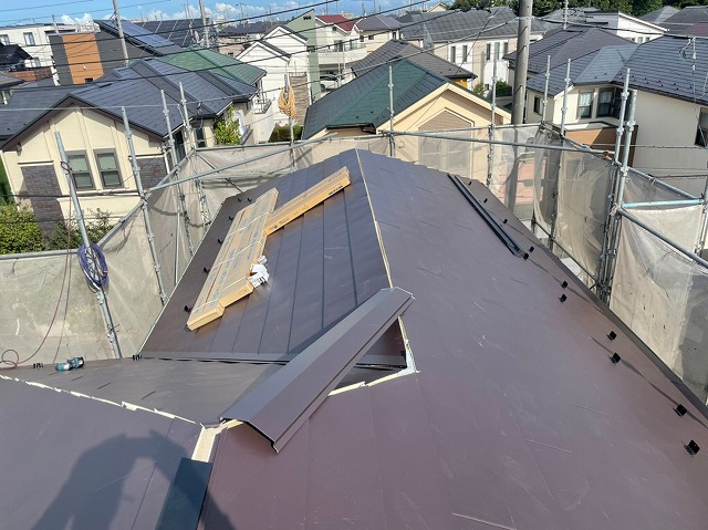 今回は川口市で屋根カバー工事のご紹介でした。　今回の屋根㎡数：　　　㎡ その他にも違う材料を使ったカバー工法をご紹介出来ればと思います。  TikTokで会社の日常もアップしております。下記リンクをクリック！！！　★絶賛バズり中★ アカウント名：バズルーフ  今後も会社の楽しい日常と工事に関してのブログをあげてまいりますので 応援・フォローよろしく～！！！